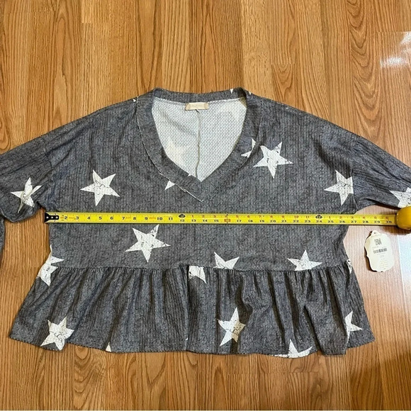 NWT Altar'd State Womens Gray Long Sleeve Shirt White Stars Ruffled Hem Top Sz M - Picture 8 of 8